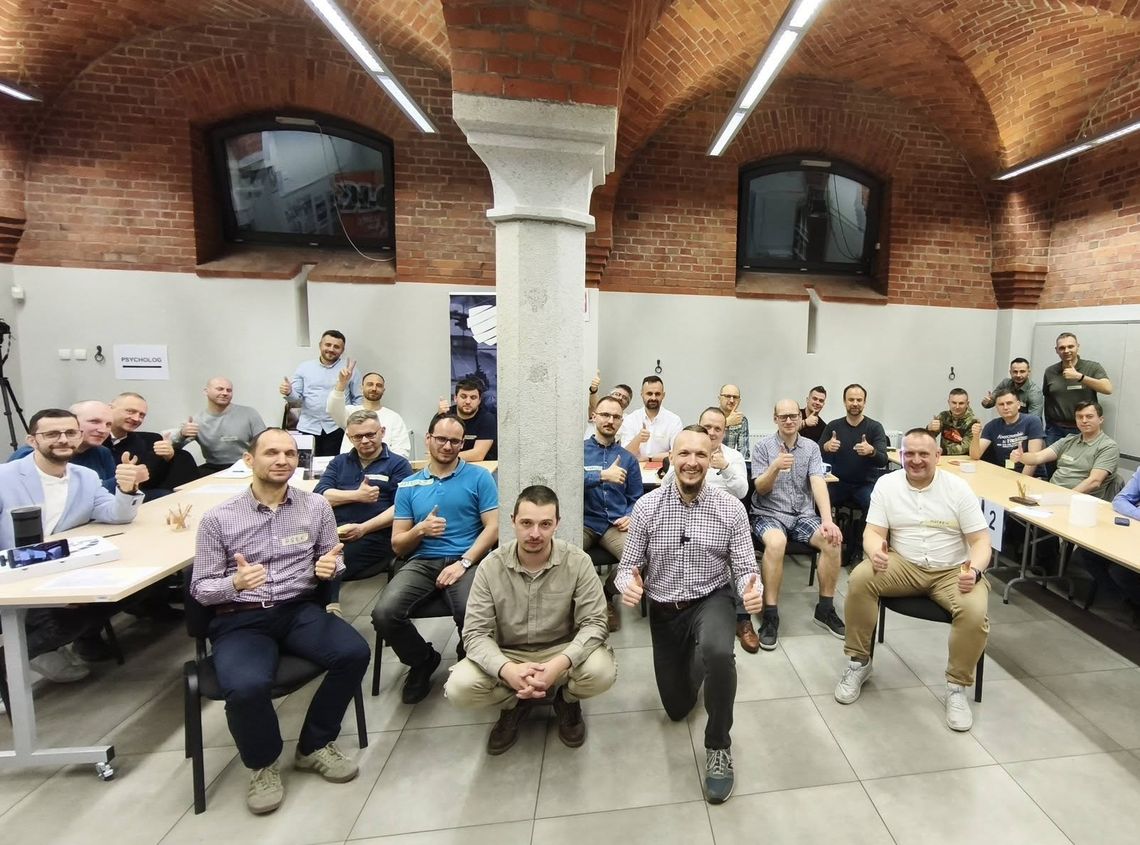 30 facetów przyszło go posłuchać. Po co? 30 facetów przyszło go posłuchać. Po co?