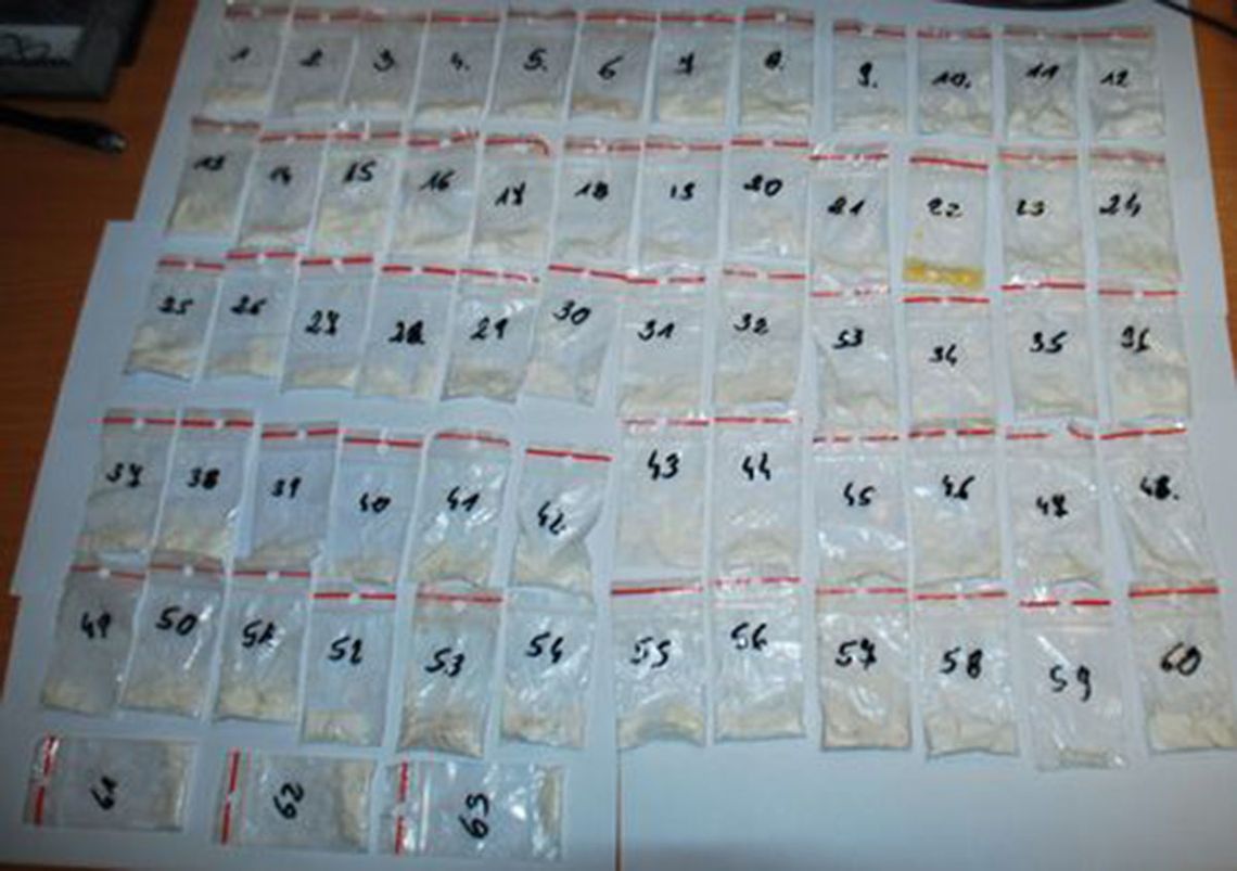 63 woreczki z narkotykami