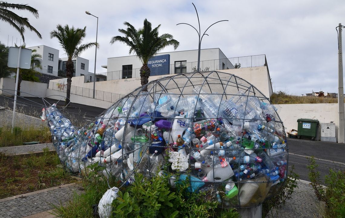 A może w Oławie koguty na plastik?