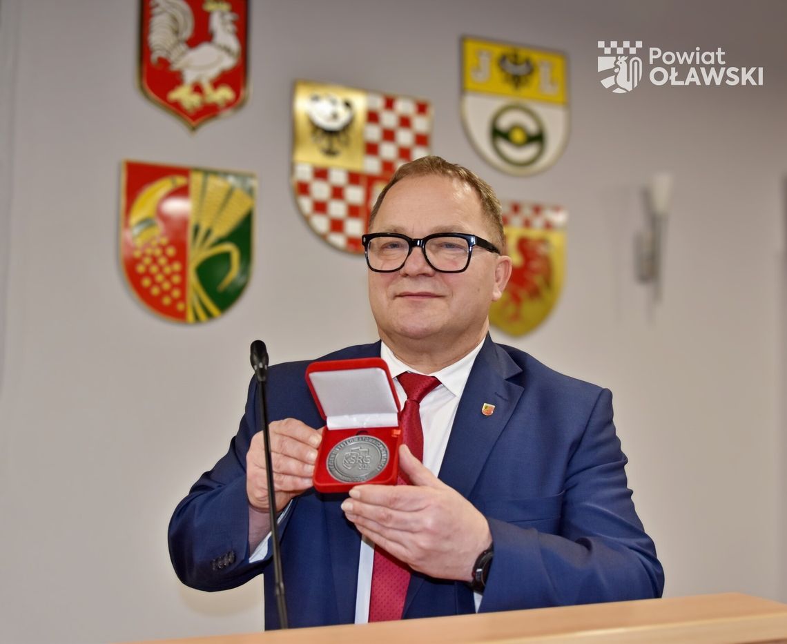 Marek Szponar z pamiątkowym medalem