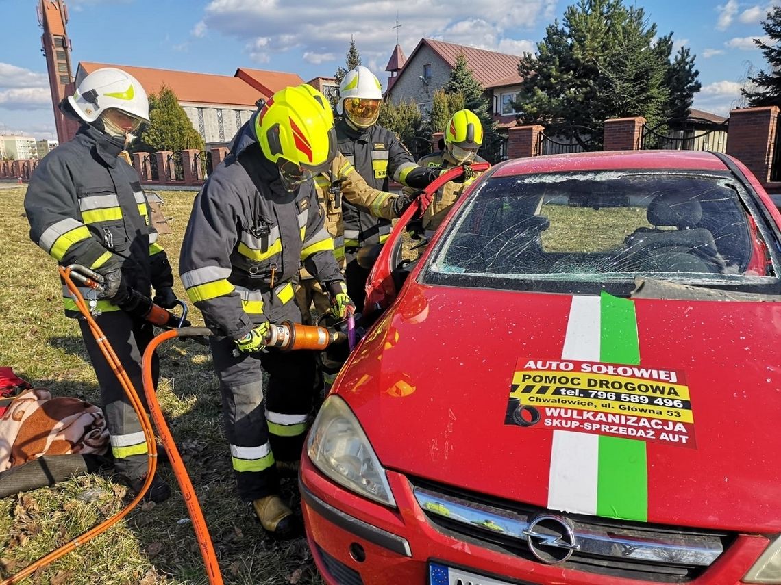 Akcja ratowania kierowcy. Pokaz strażaków z Jelcza-Laskowic