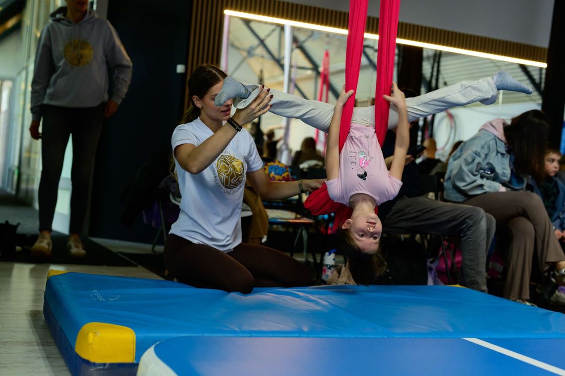 Akrobatyczne zawody mikołajkowe z Grupą Magnifica