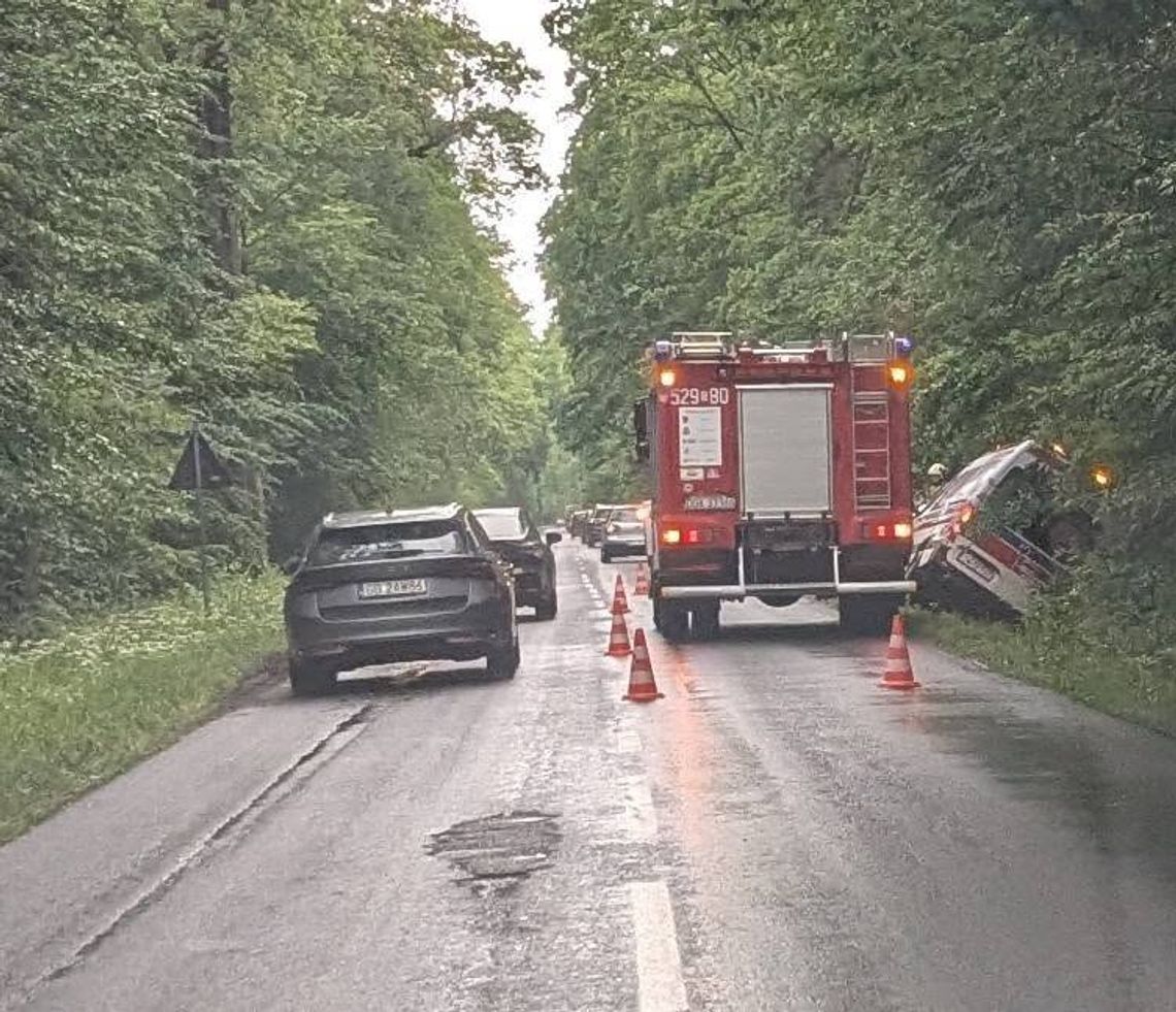 Ambulans w rowie. Co się stało? Ambulans w rowie. Co się stało?