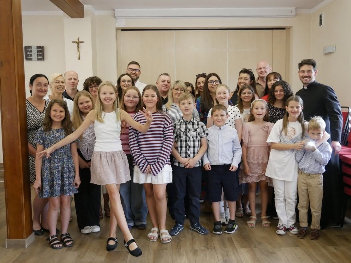 "Apostolskie Nutki" pożegnały księdza Jakuba. Były łzy, wspomnienia i podziękowania "Apostolskie Nutki" pożegnały księdza Jakuba. Były łzy, wspomnienia i podziękowania