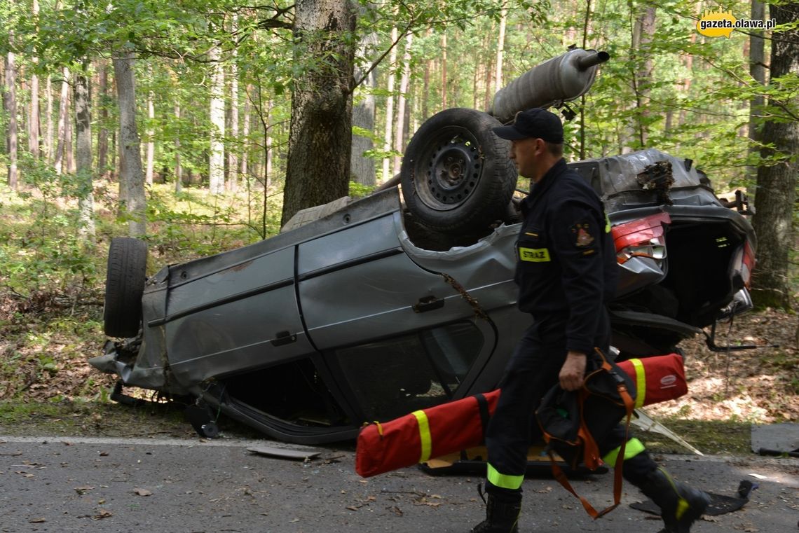 Auto dachowało. Trzy osoby poszkodowane. Śmigłowiec w akcji