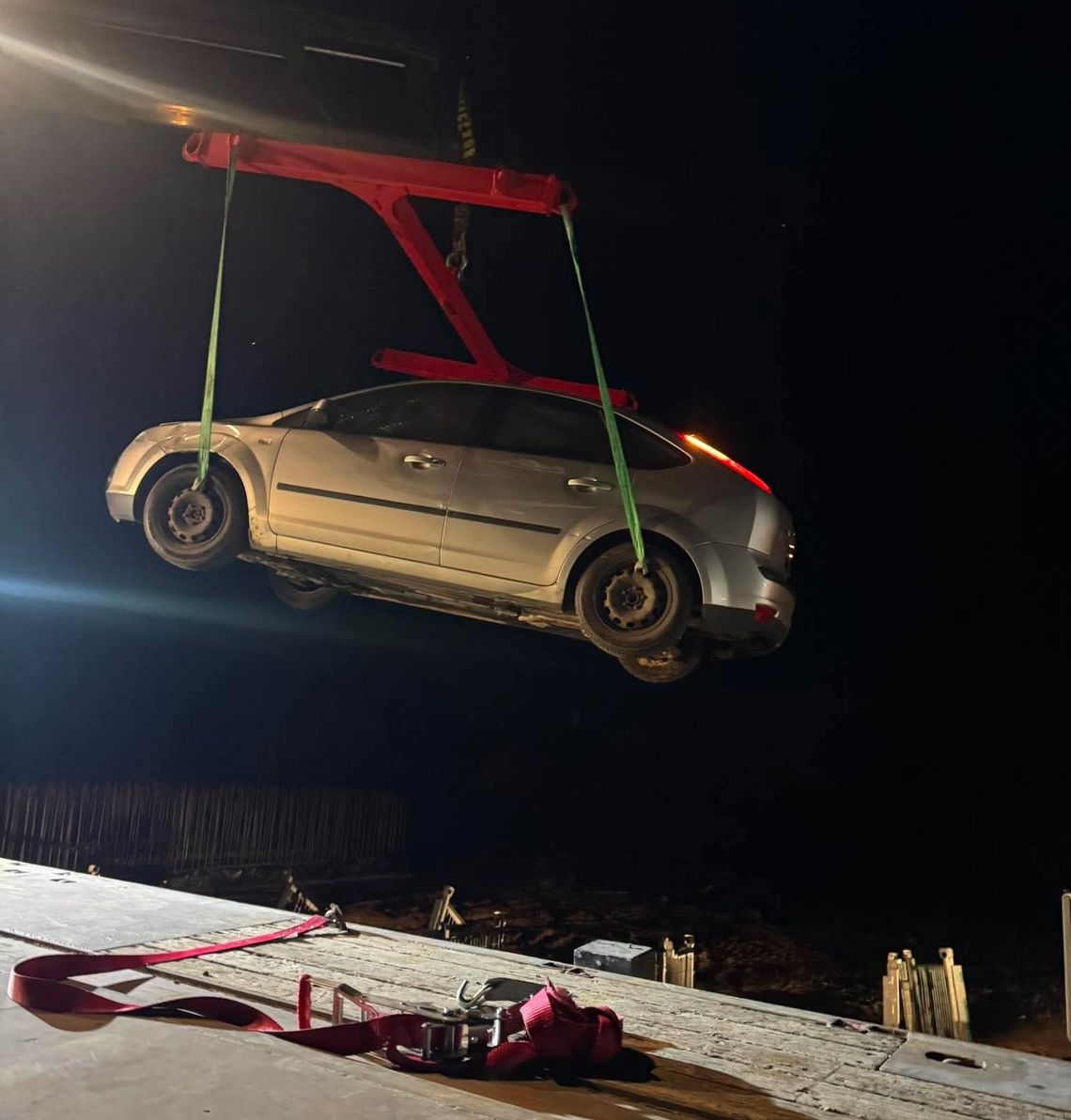 Auto spadło z mostu na remontowanej drodze