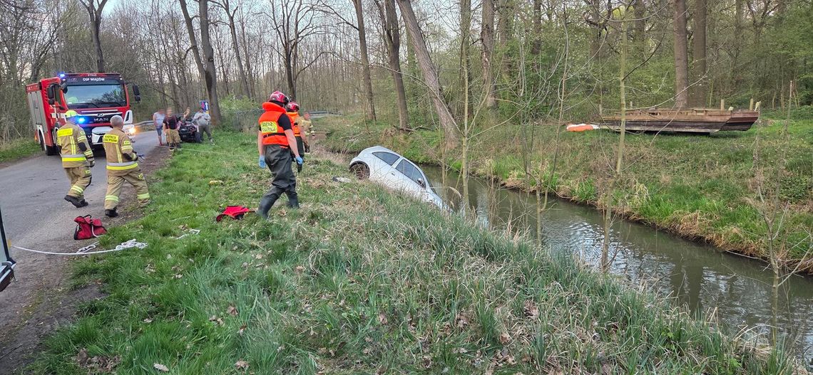 Auto w rowie, kierowca uciekł