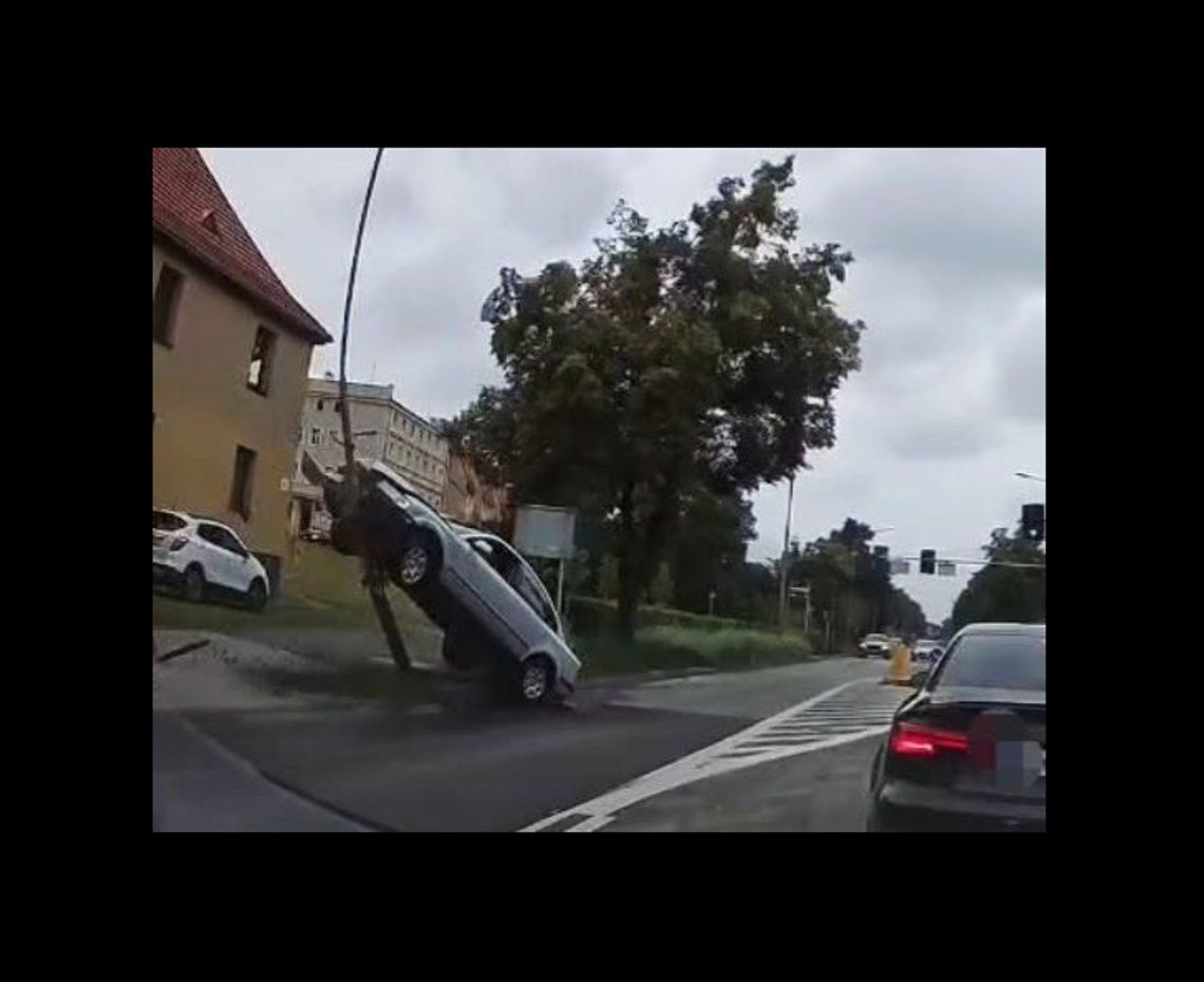 Auto wprost zawiesiło się na lampie Auto wprost zawiesiło się na lampie