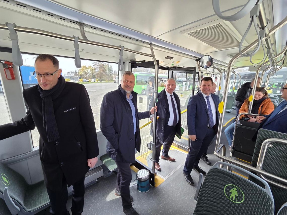Autobusy "z przyklękiem" i ładowarkami - przekazane i już jeżdżą