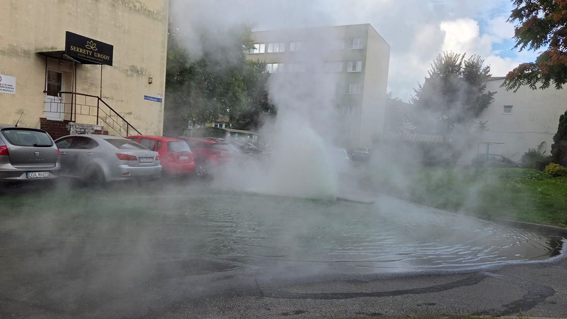 Awaria sieci ciepłowniczej w centrum miasta