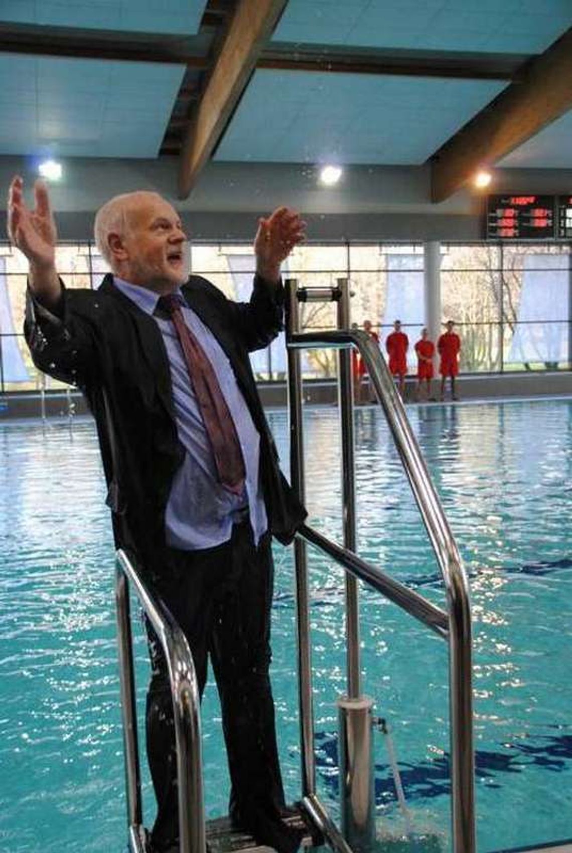 Basen otwarty! Burmistrz wskoczył w garniturze