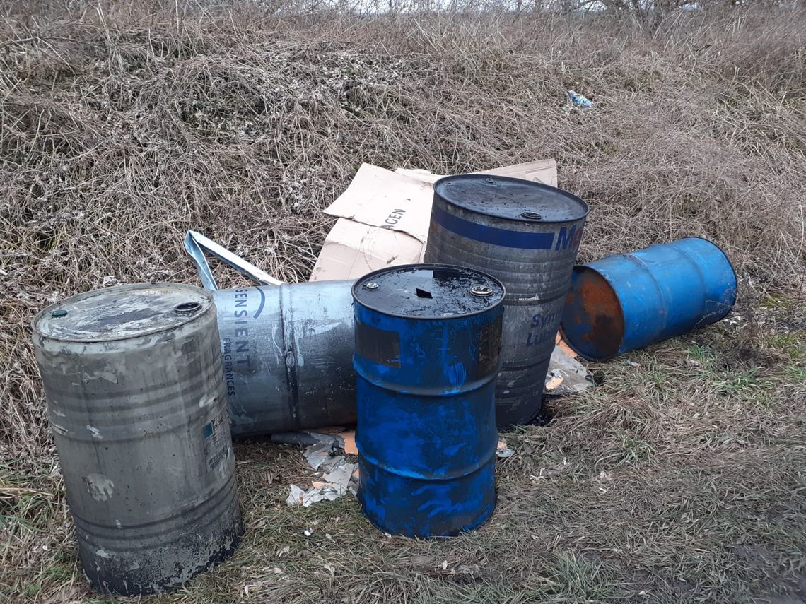 Beczki z nieznaną substancją przy drodze