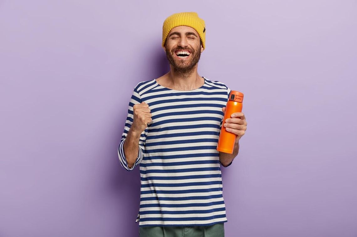 Bidony z nadrukiem na konferencje i eventy - jak zaplanować dystrybucję?