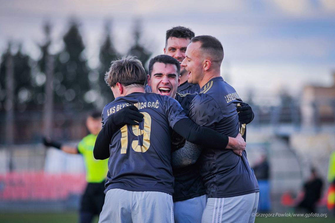 "Błyskawica" znów wygrała! Wyśmienita końcówka rundy