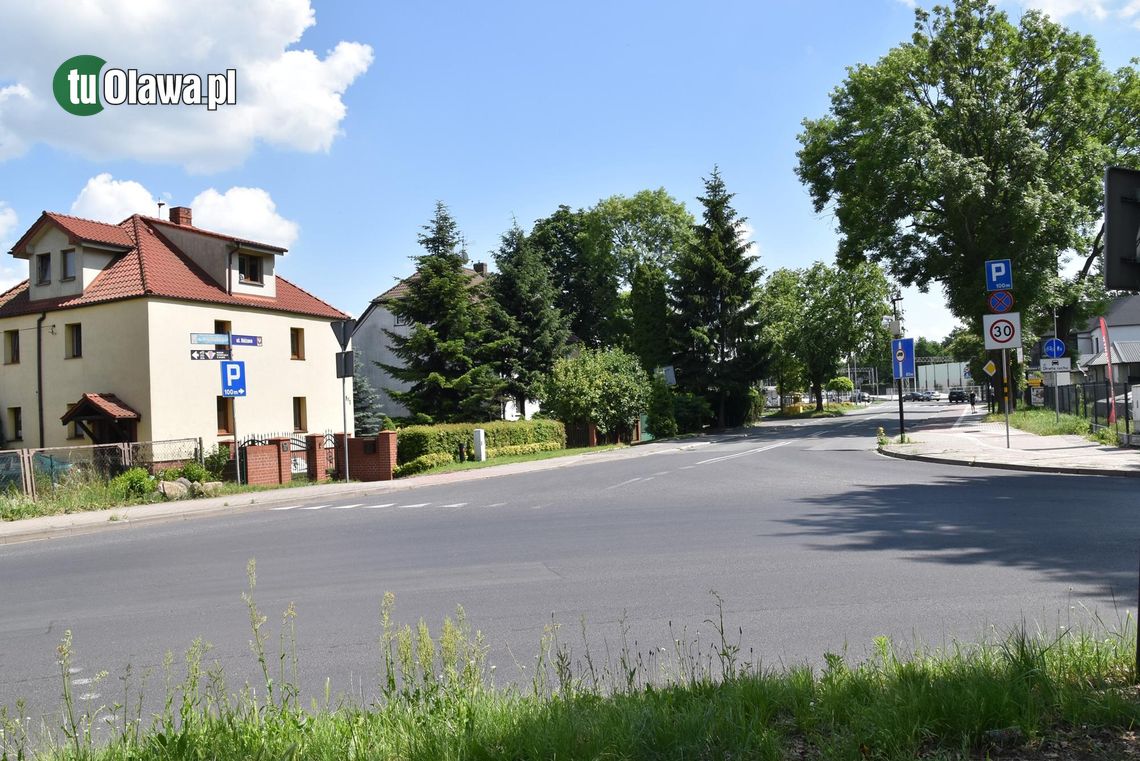 Bo ciężarówki niszczą studzienki Bo ciężarówki niszczą studzienki