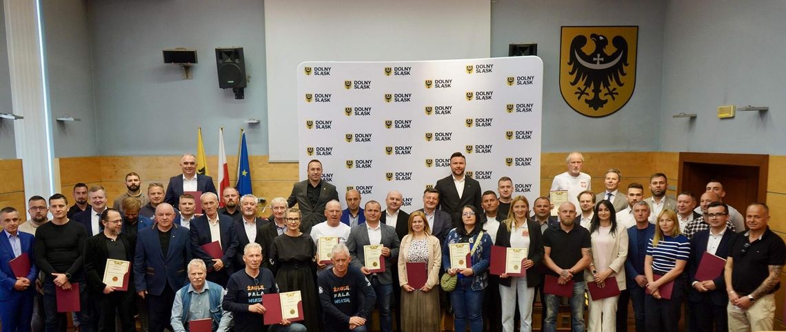 Boiska, trybuny, sprzęt – dolnośląskie kluby ze wsparciem samorządu Boiska, trybuny, sprzęt – dolnośląskie kluby ze wsparciem samorządu