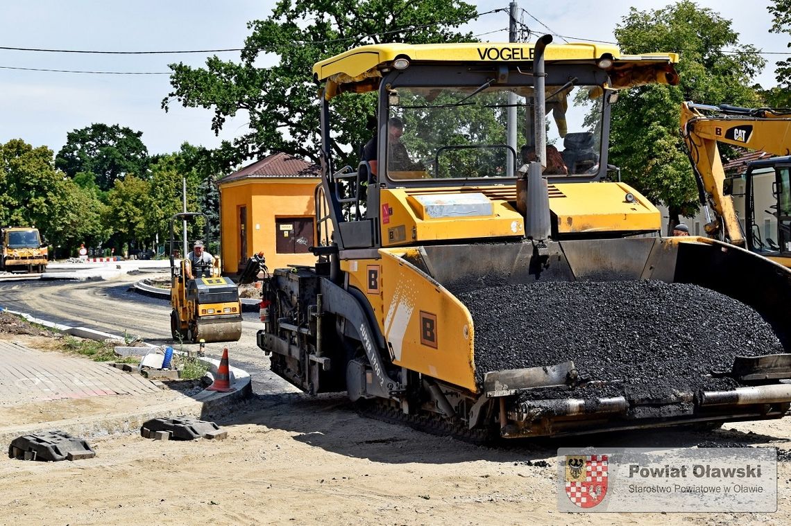 Budowa ronda postępuje. Pierwsza warstwa asfaltu już jest
