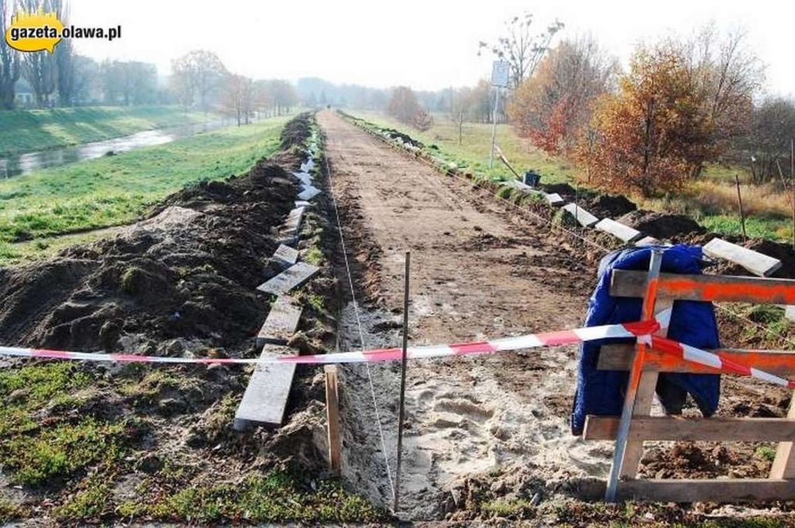 Budują ścieżki na wałach Budują ścieżki na wałach