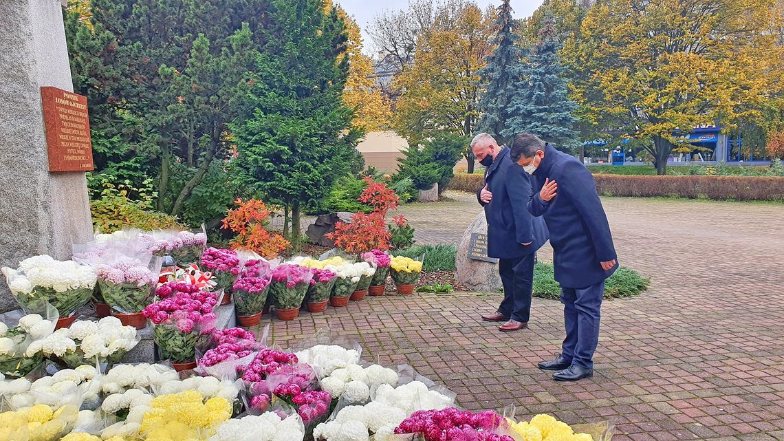Burmistrz i przewodniczący złożyli kwiaty