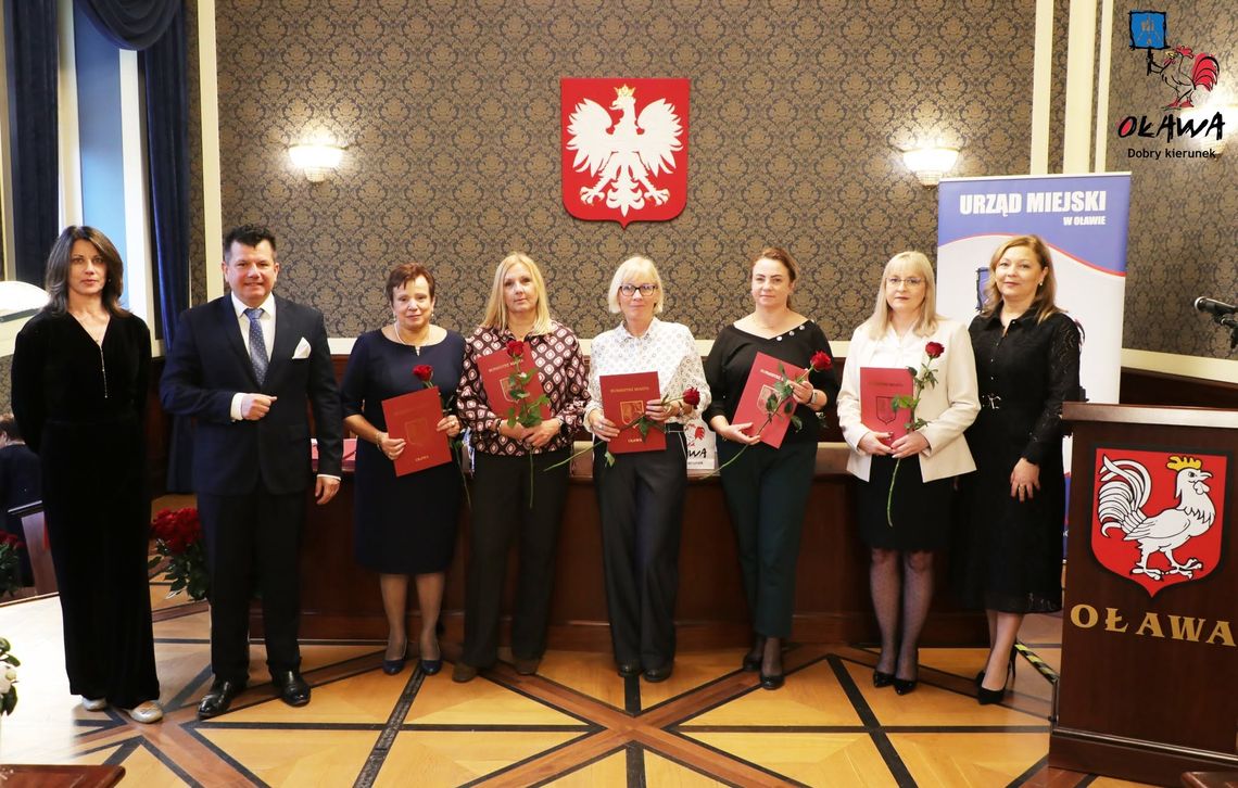 Były nagrody, wyróżnienia i medale dla pracowników oławskiej oświaty Były nagrody, wyróżnienia i medale dla pracowników oławskiej oświaty