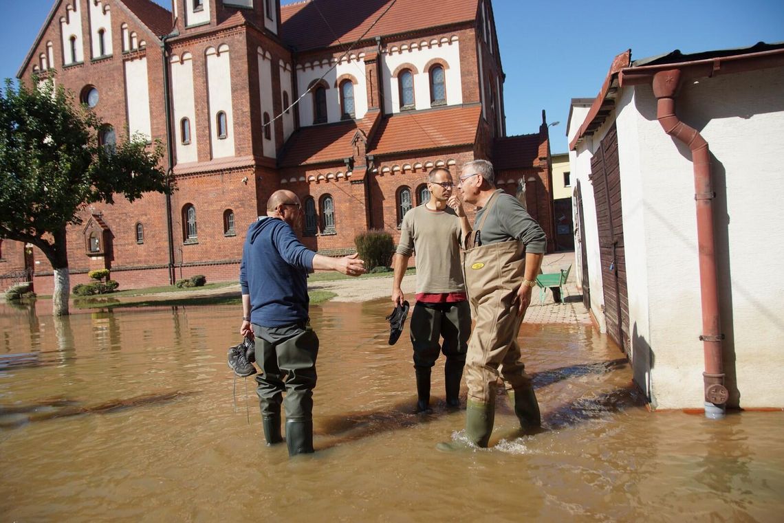 Caritas też wspiera powodzian. Wczoraj dostarczono osuszacze, kalosze, wodery....