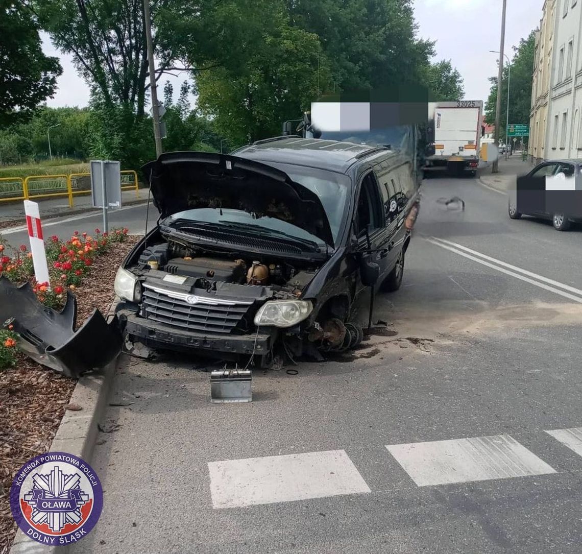 Uderzył w inny pojazd, staranował barierki i zatrzymał się na budynku