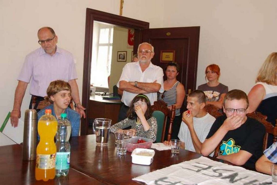 Chcą szkoły, nie wyjdą z urzędu Chcą szkoły, nie wyjdą z urzędu