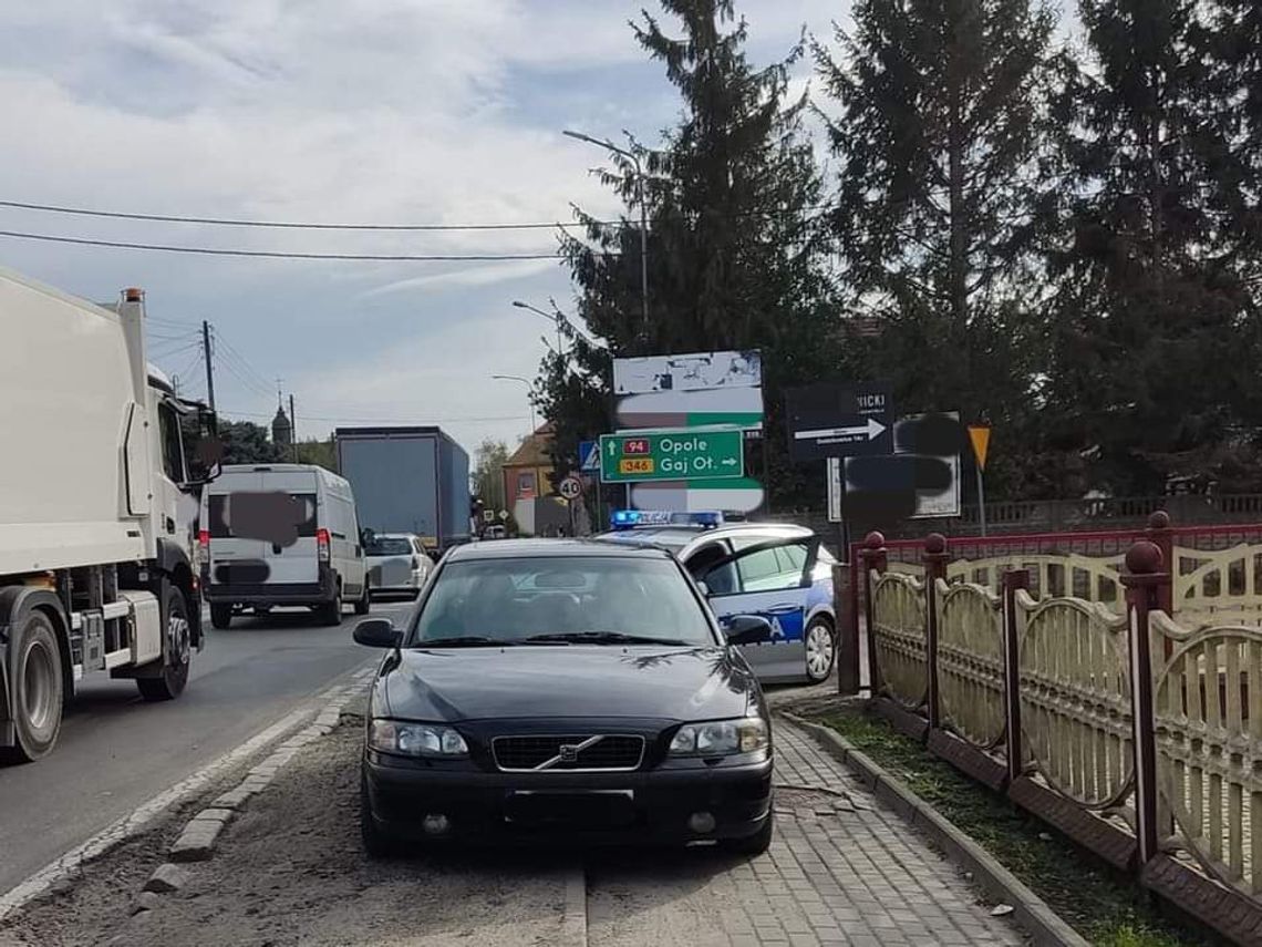 Chciał ominąć korek, w którym stał radiowóz...