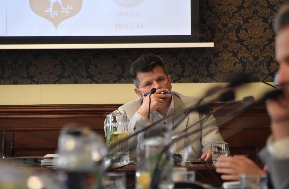 Chociaż opozycja się bardzo starała, burmistrz nie zarobi mniej