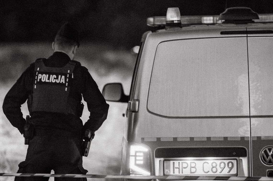 OŁAWA Ciała były w zamkniętym mieszkaniu od paru dni