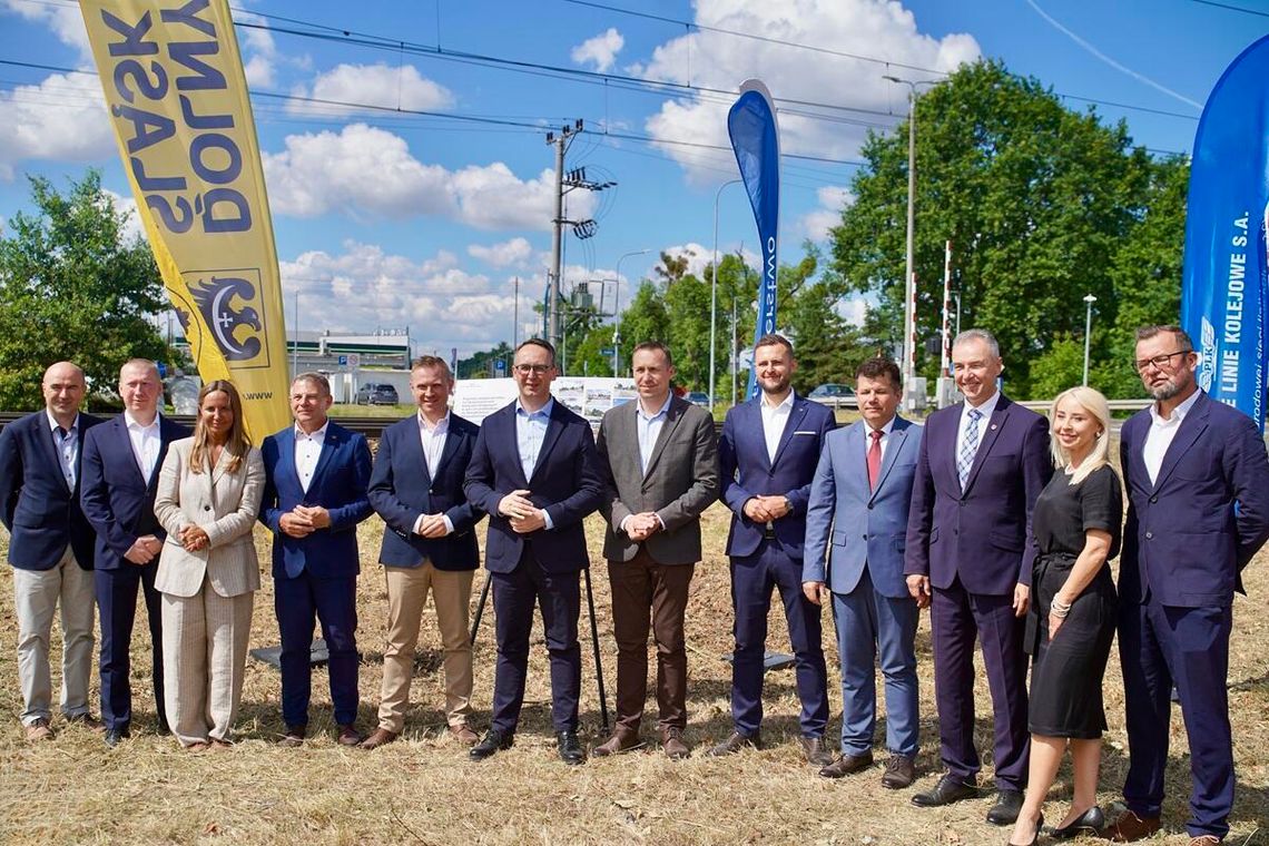 Cztery nowe bezkolizyjne skrzyżowania na Dolnym Śląsku. Kolejne inwestycje poprawią bezpieczeństwo na styku dróg i kolei Cztery nowe bezkolizyjne skrzyżowania na Dolnym Śląsku. Kolejne inwestycje poprawią bezpieczeństwo na styku dróg i kolei