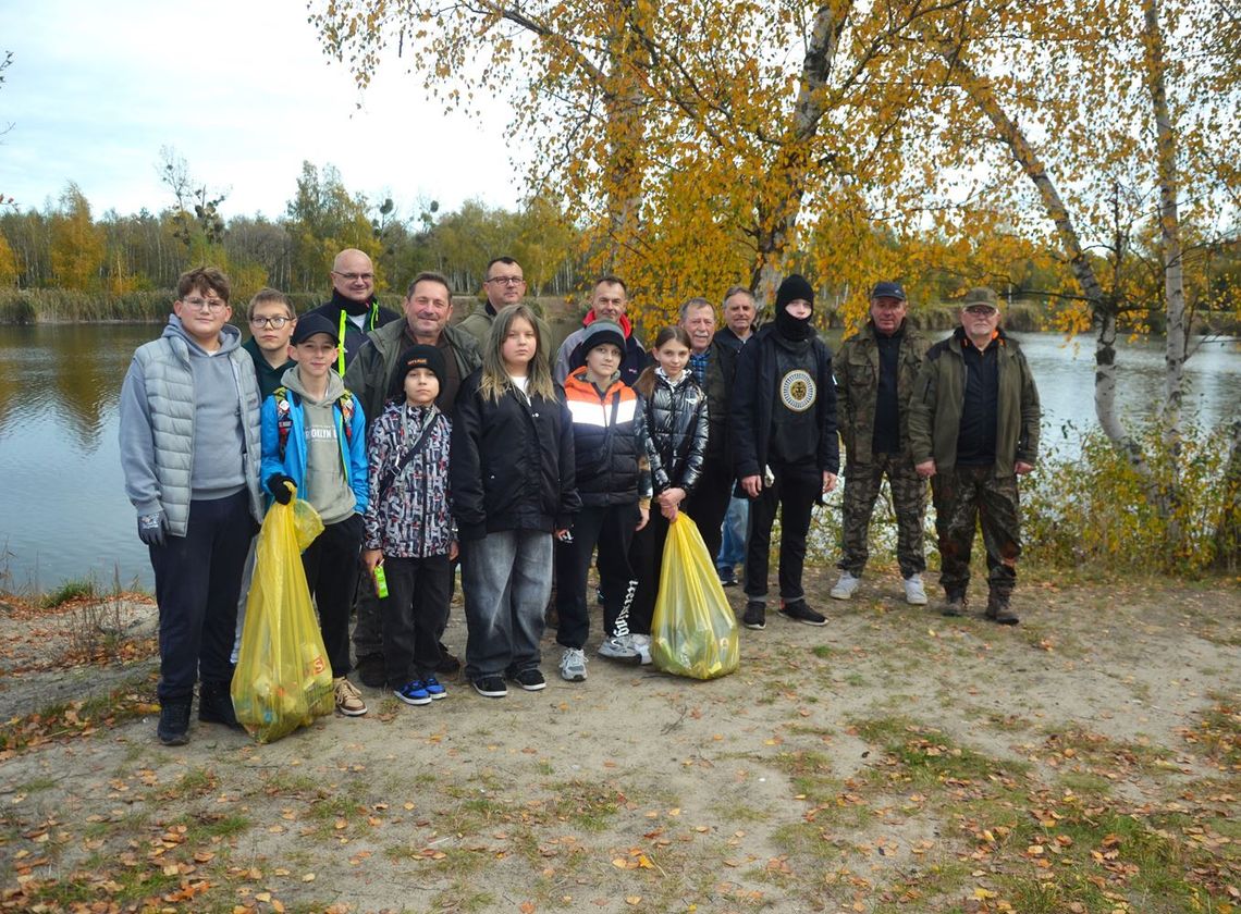 „Czyste akweny” w Jelczu-Laskowicach. Wędkarze i uczniowie sprzątali okolice stawu