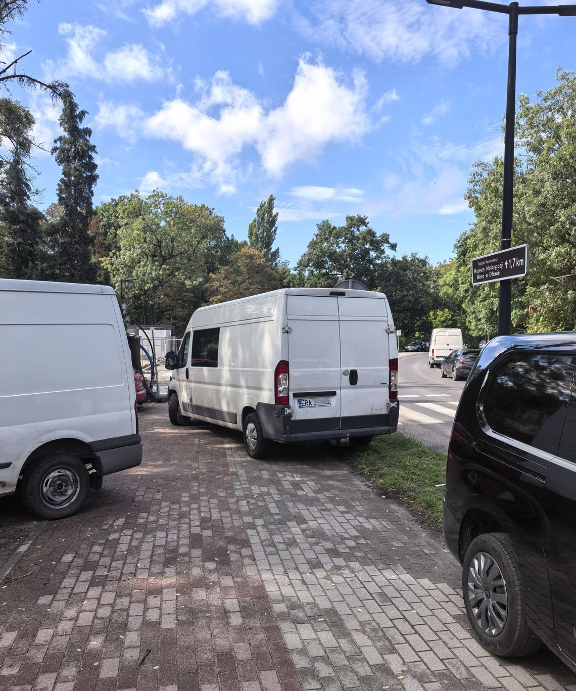 CZYTELNIK: - Dwukrotnie byłbym potrącony podczas cofania busów CZYTELNIK: - Dwukrotnie byłbym potrącony podczas cofania busów