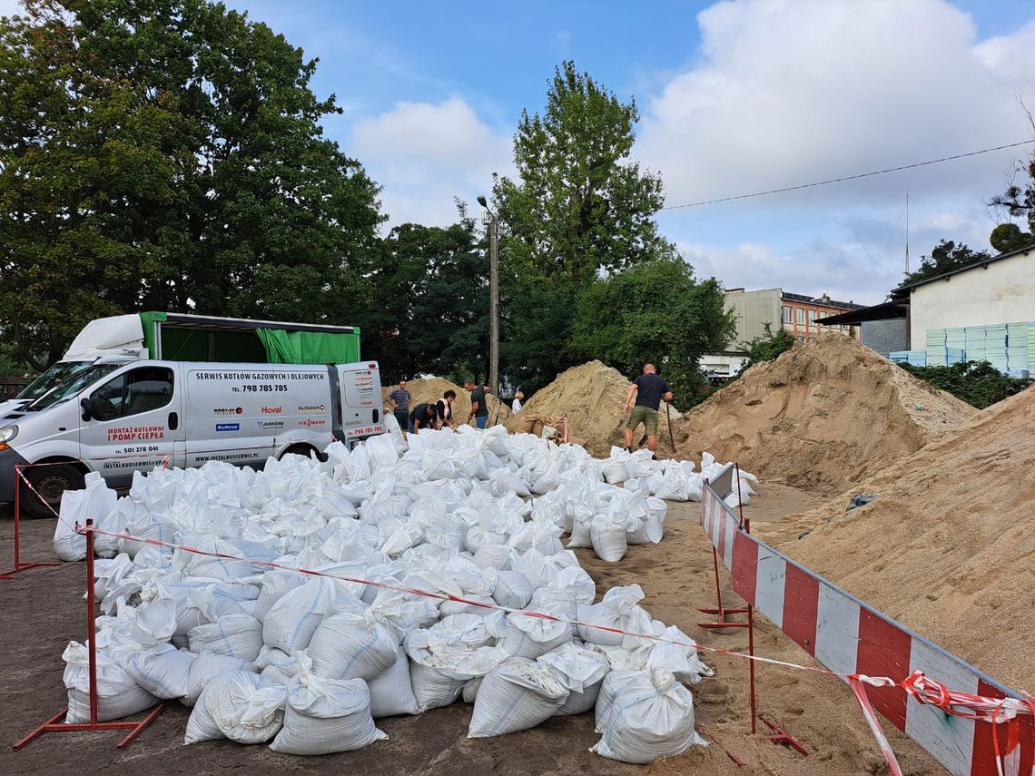 Dają po 15 sztuk worków i czekają na kolejną dostawę