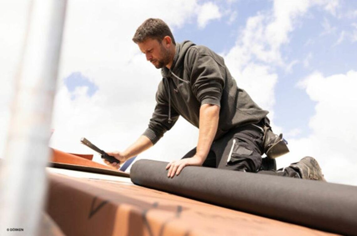 Deskowanie dachu - czy warto zainwestować w dodatkowe zwiększenie trwałości pokrycia głównego?