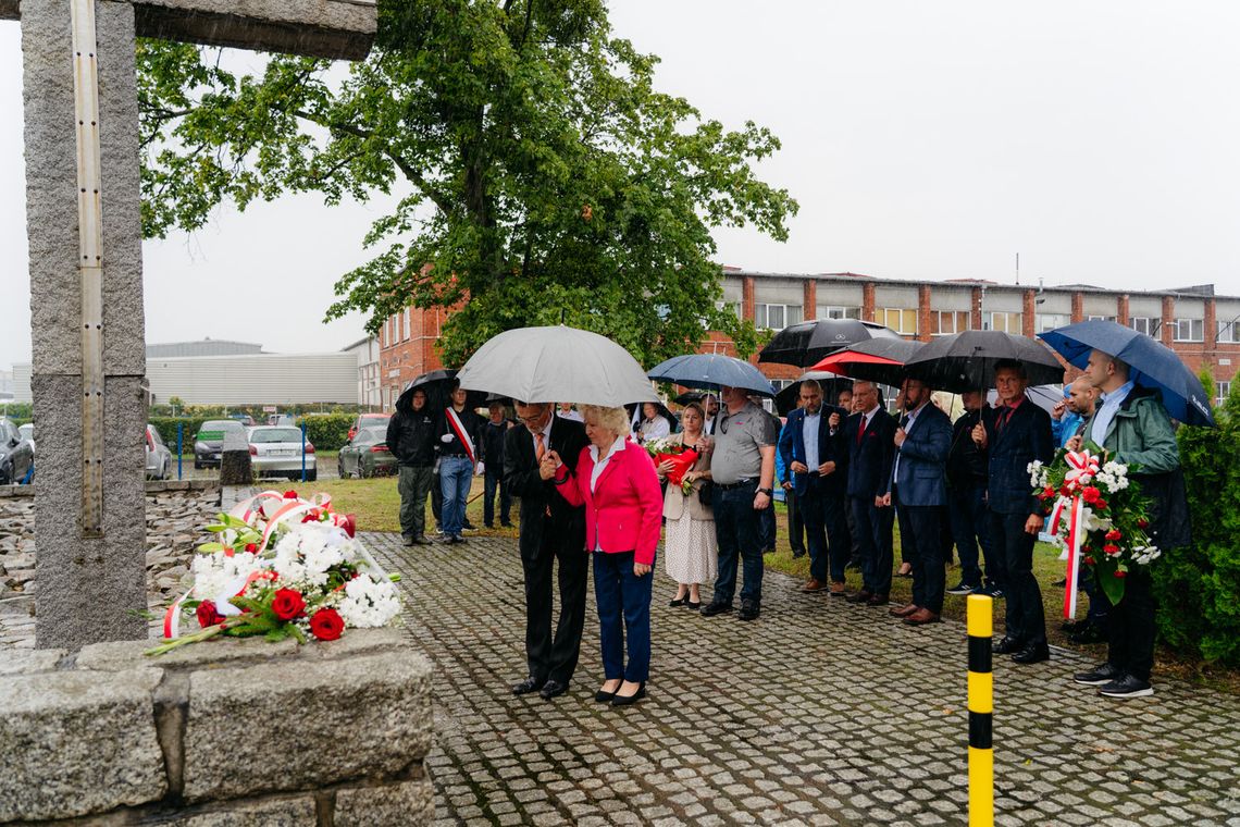 Deszczowe obchody pod Krzyżem Solidarności Deszczowe obchody pod Krzyżem Solidarności
