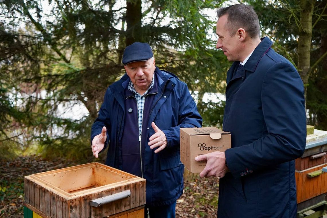 Dolny Śląsk wspiera pszczelarzy – Samorząd przekazuje ciasto pszczele