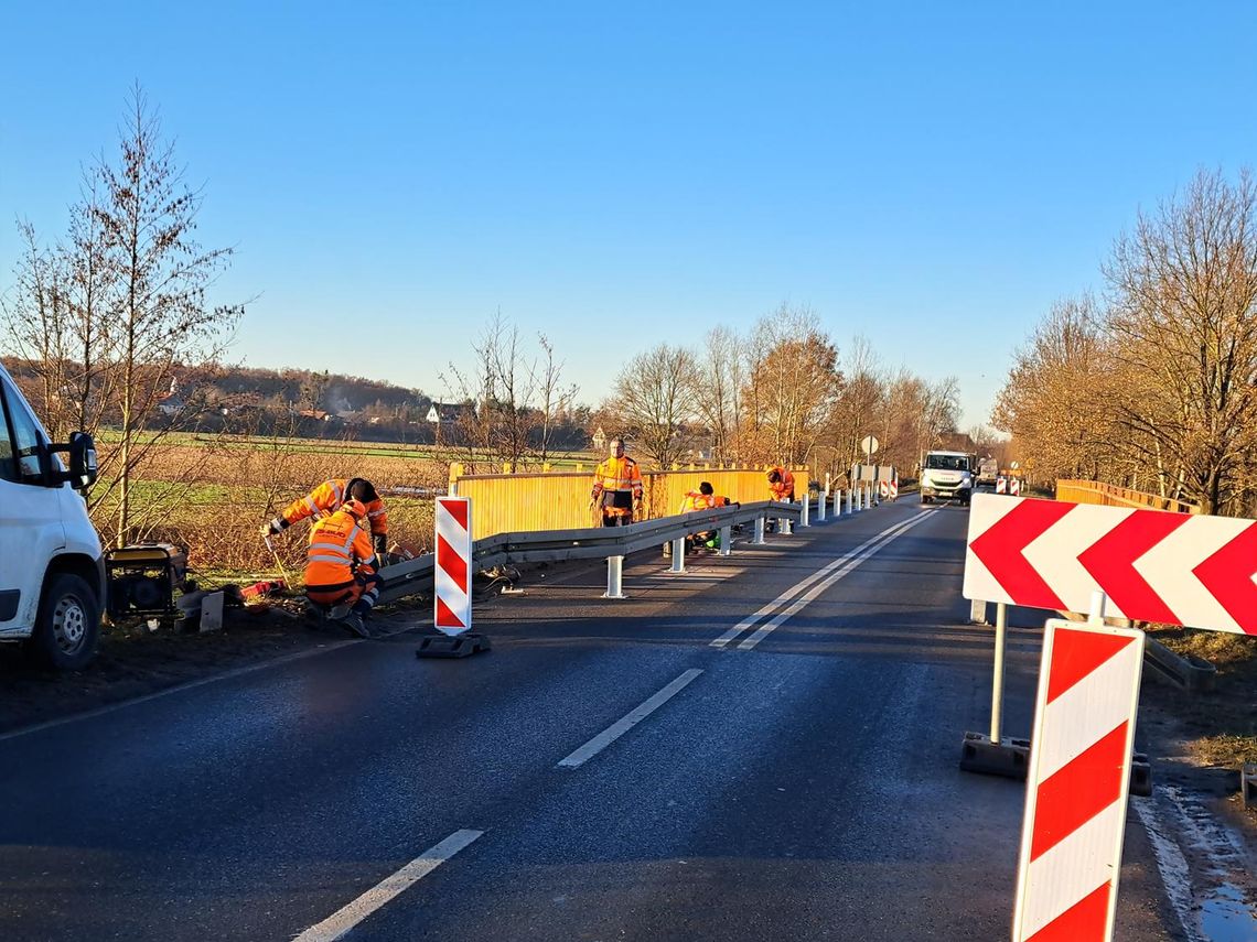 Dziś robią tu barierkę z drugiej strony. Przejazd będzie jeszcze węższy