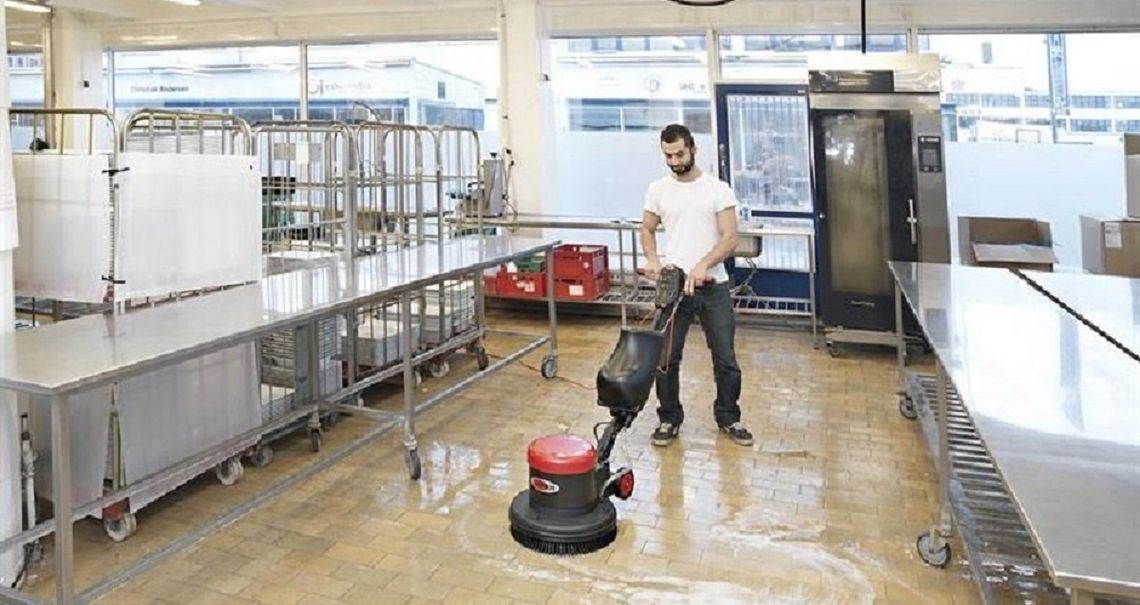 Etapy mycia podłóg a skuteczność w usuwaniu zanieczyszczeń