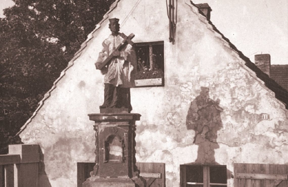 Figura świętego Jana Nepomucena przy moście, obok obecnej ulicy Kutrowskiego
