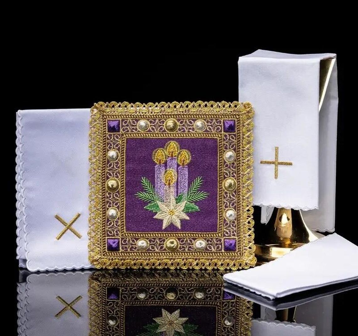 Fioletowe Stuły na Adwent: Wyraz Pokory i Przygotowania