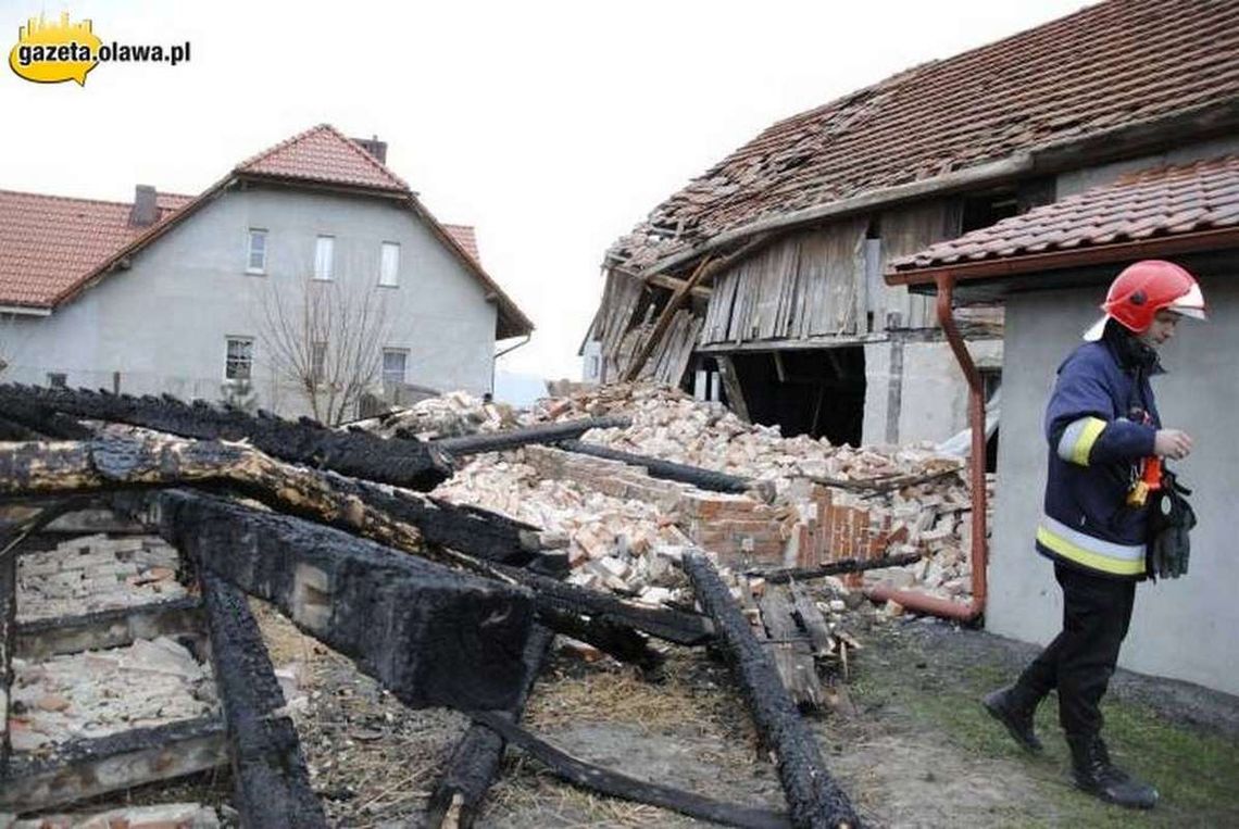 Fragment stodoły przewrócił się na budynek