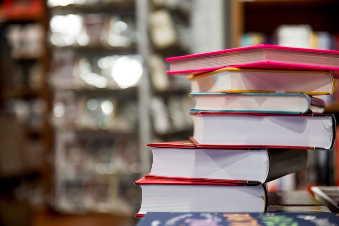 Gdzie sprzedać stare książki online? Najlepsze miejsca i sposoby