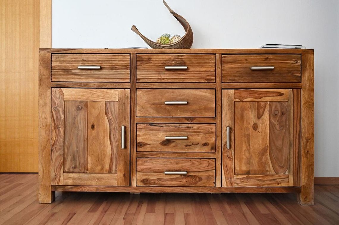 Gdzie ustawić komodę drewnianą? Pomysły do salonu, sypialni i przedpokoju drewniana komoda rustic