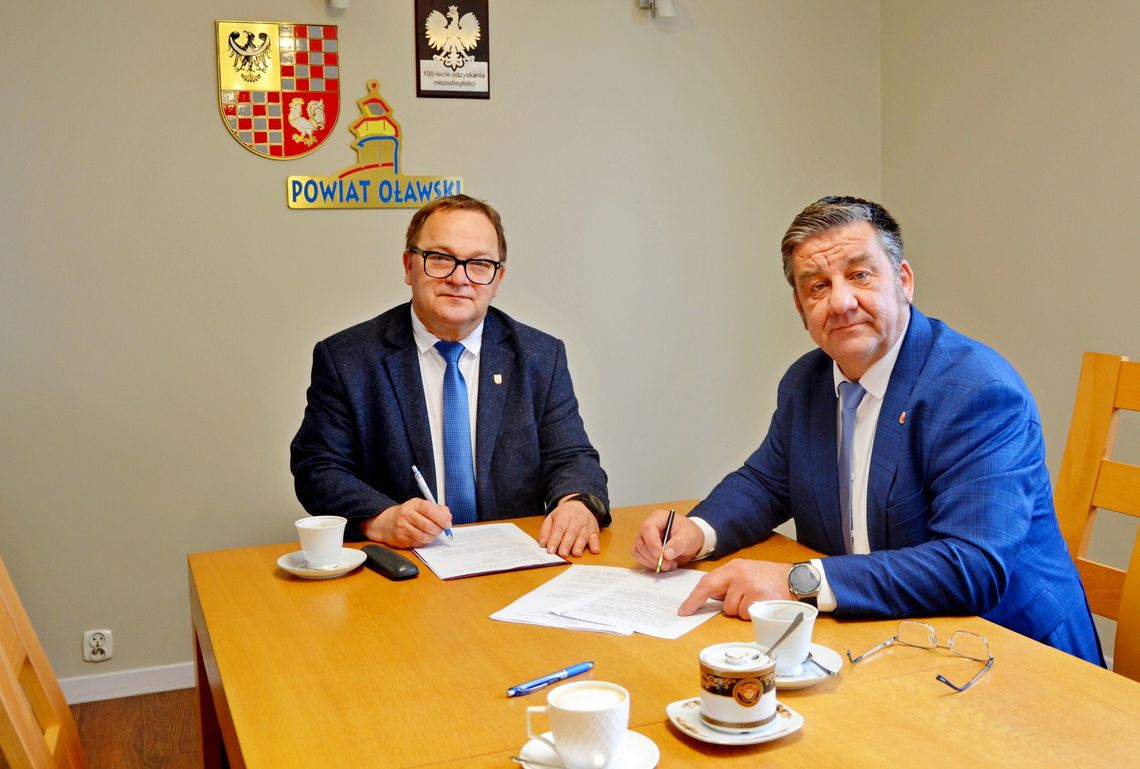 Gmina Oława współfinansuje inwestycje powiatu. Podpisano umowy dotacyjne
