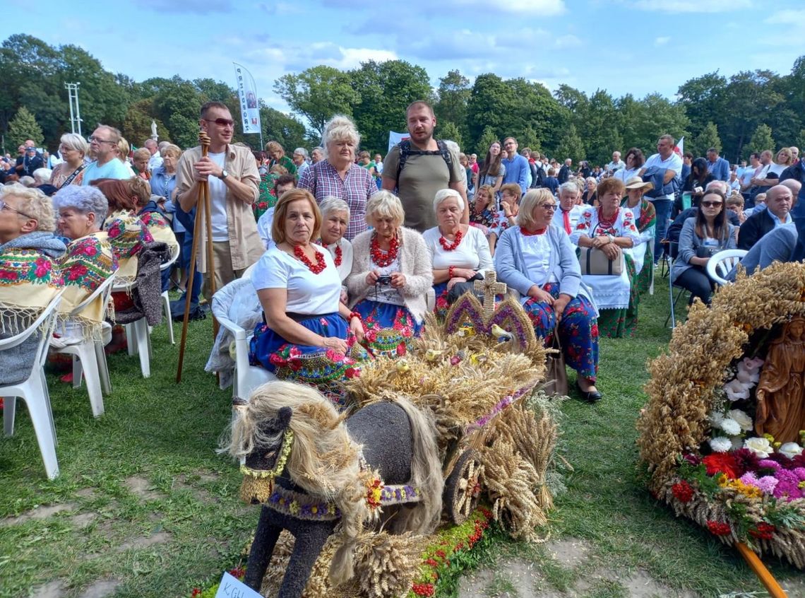 Godzikowice na dożynkach z wieńcem z Maszkowa