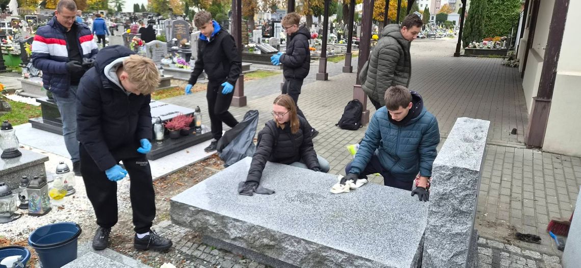 Groby lokalnych bohaterów uporządkowane Groby lokalnych bohaterów uporządkowane