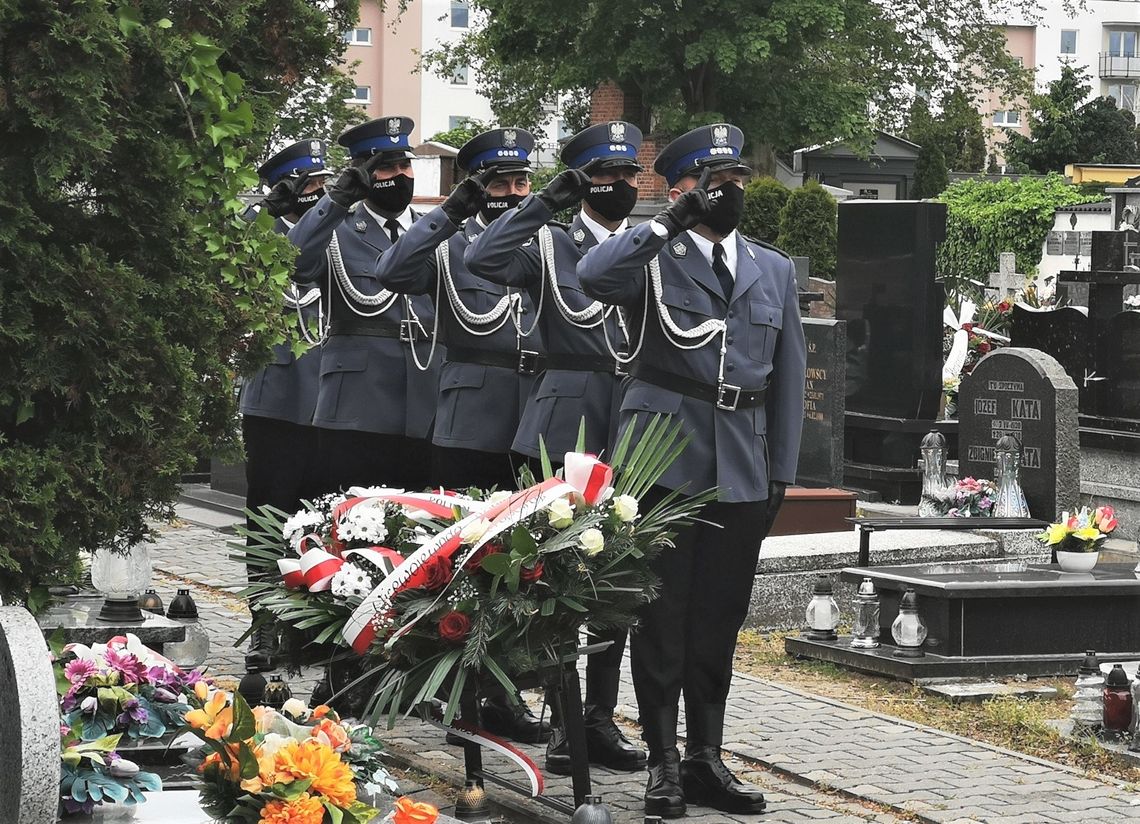 Groby są symboliczne - pamięć prawdziwa (ZDJĘCIA)