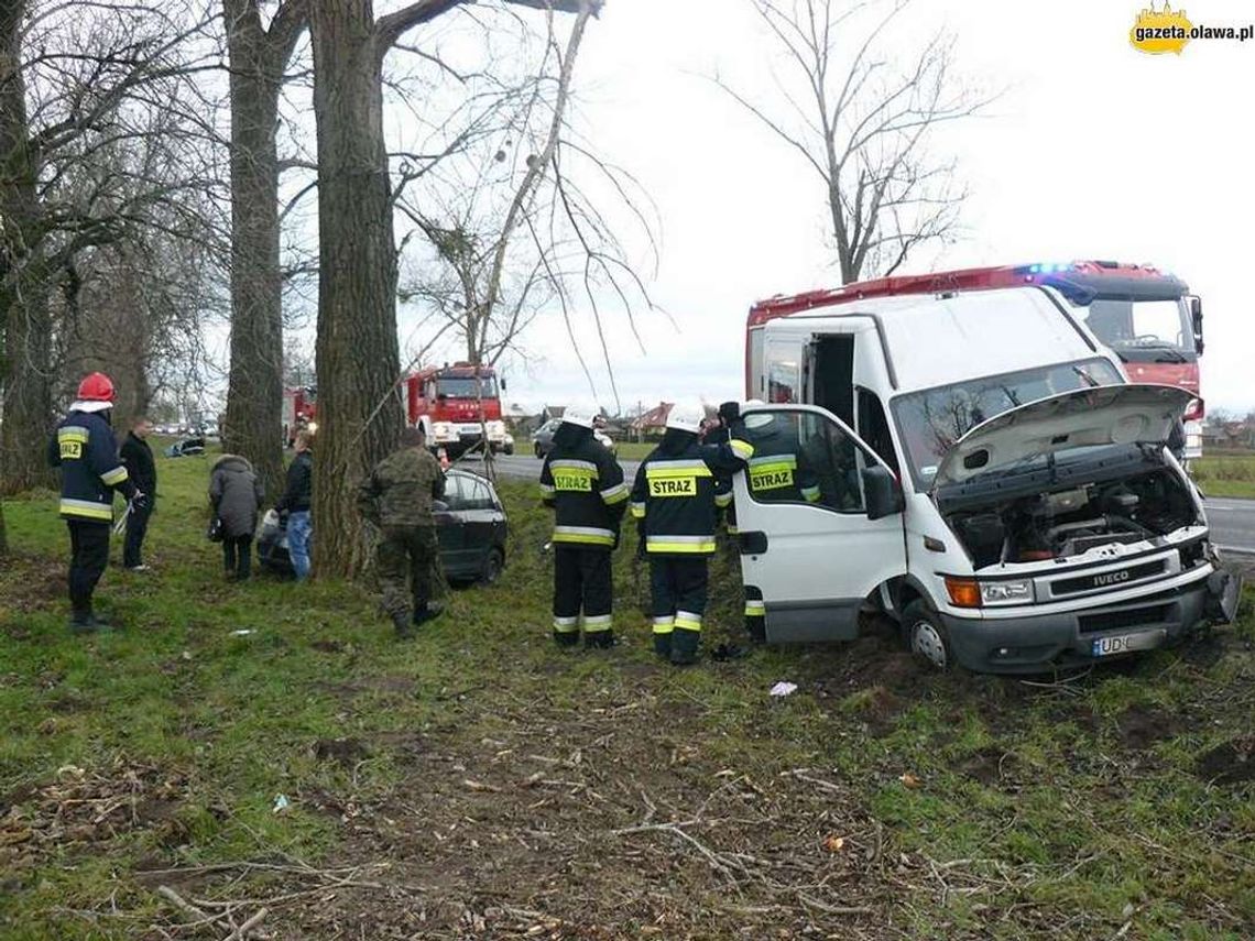 Groźna czołówka osobówki z busem