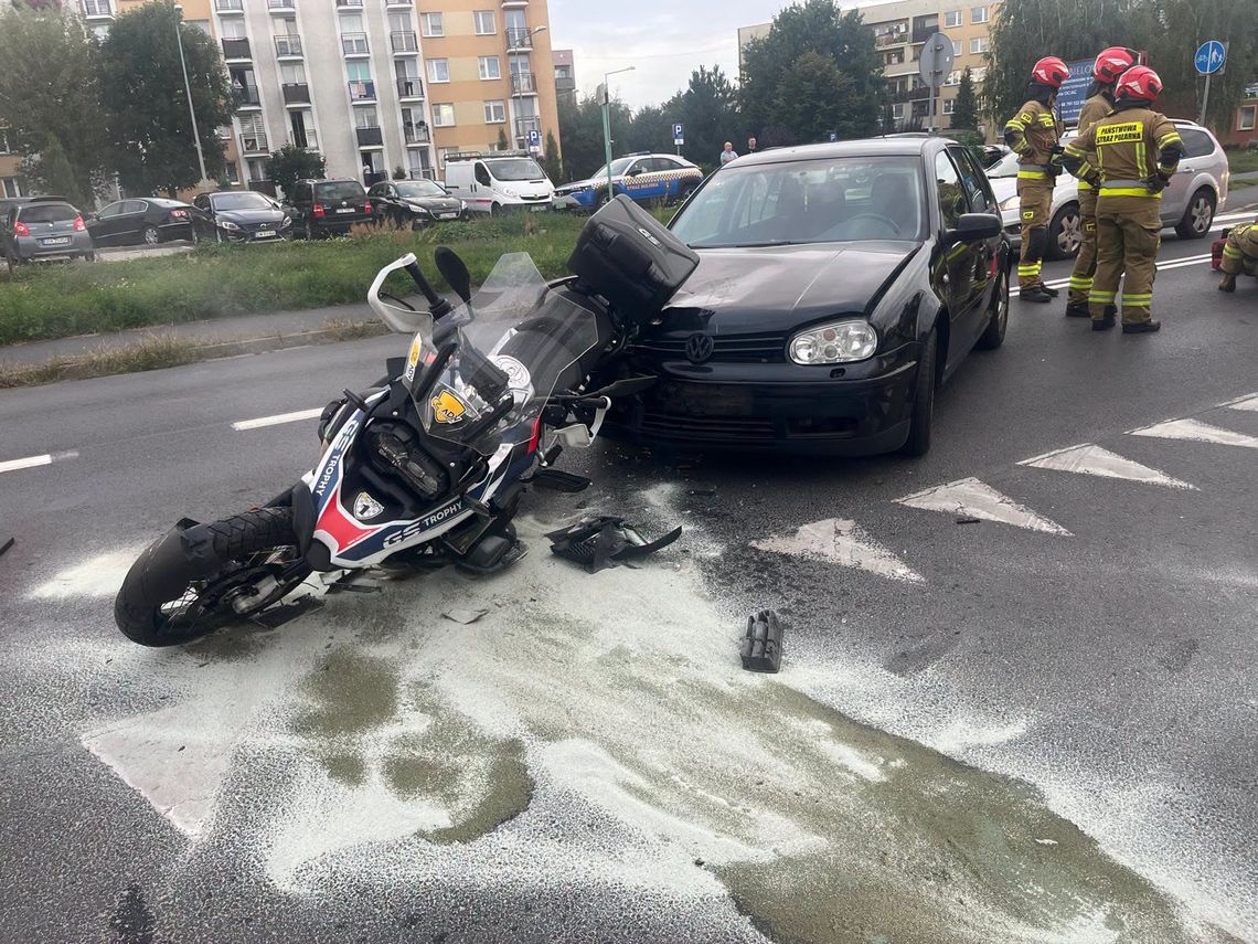 Groźny wypadek na Wiejskiej. Motocyklista z poważnymi obrażeniami Groźny wypadek na Wiejskiej. Motocyklista z poważnymi obrażeniami